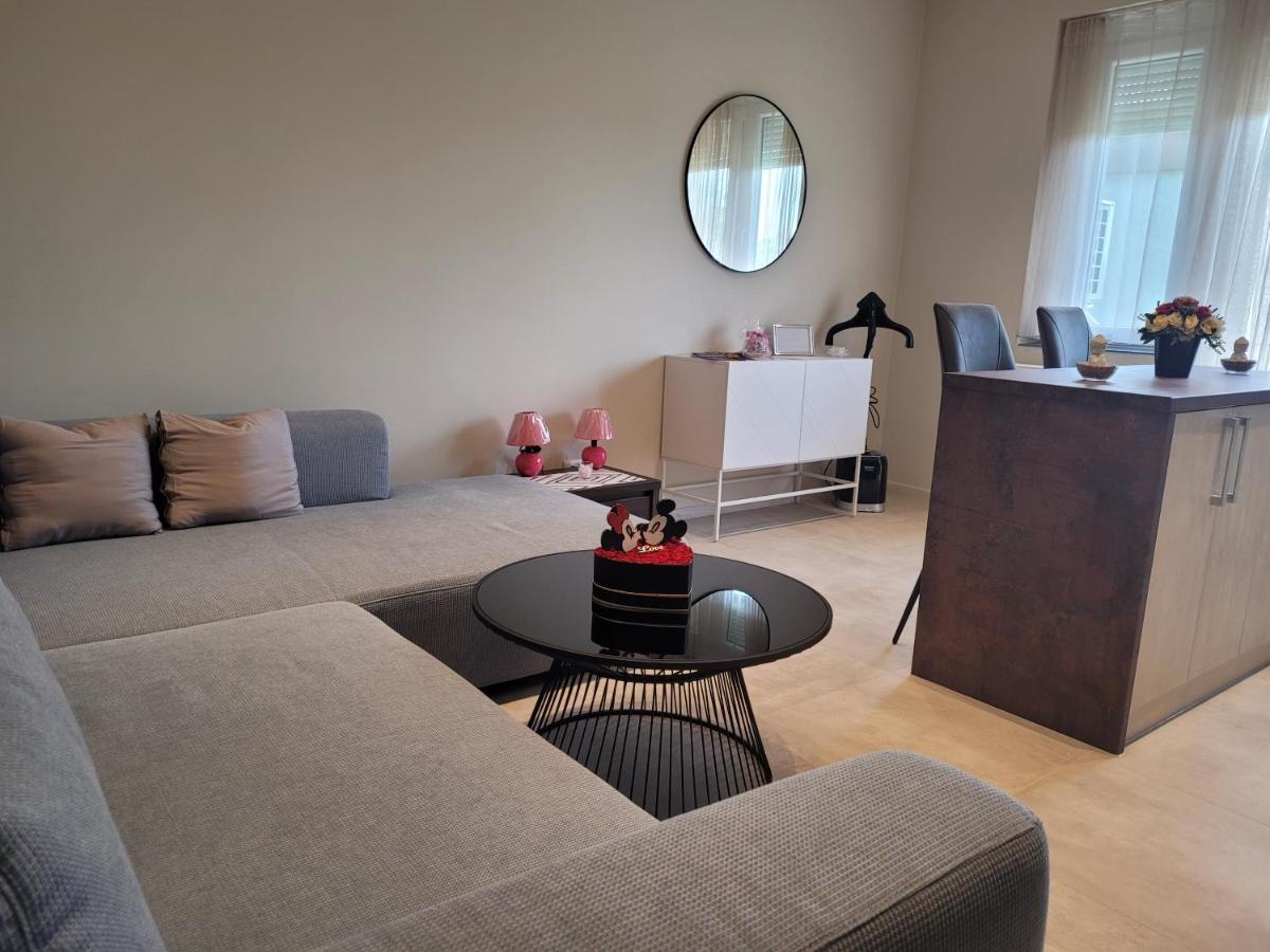Lara II Apartman Debreţin Exterior foto