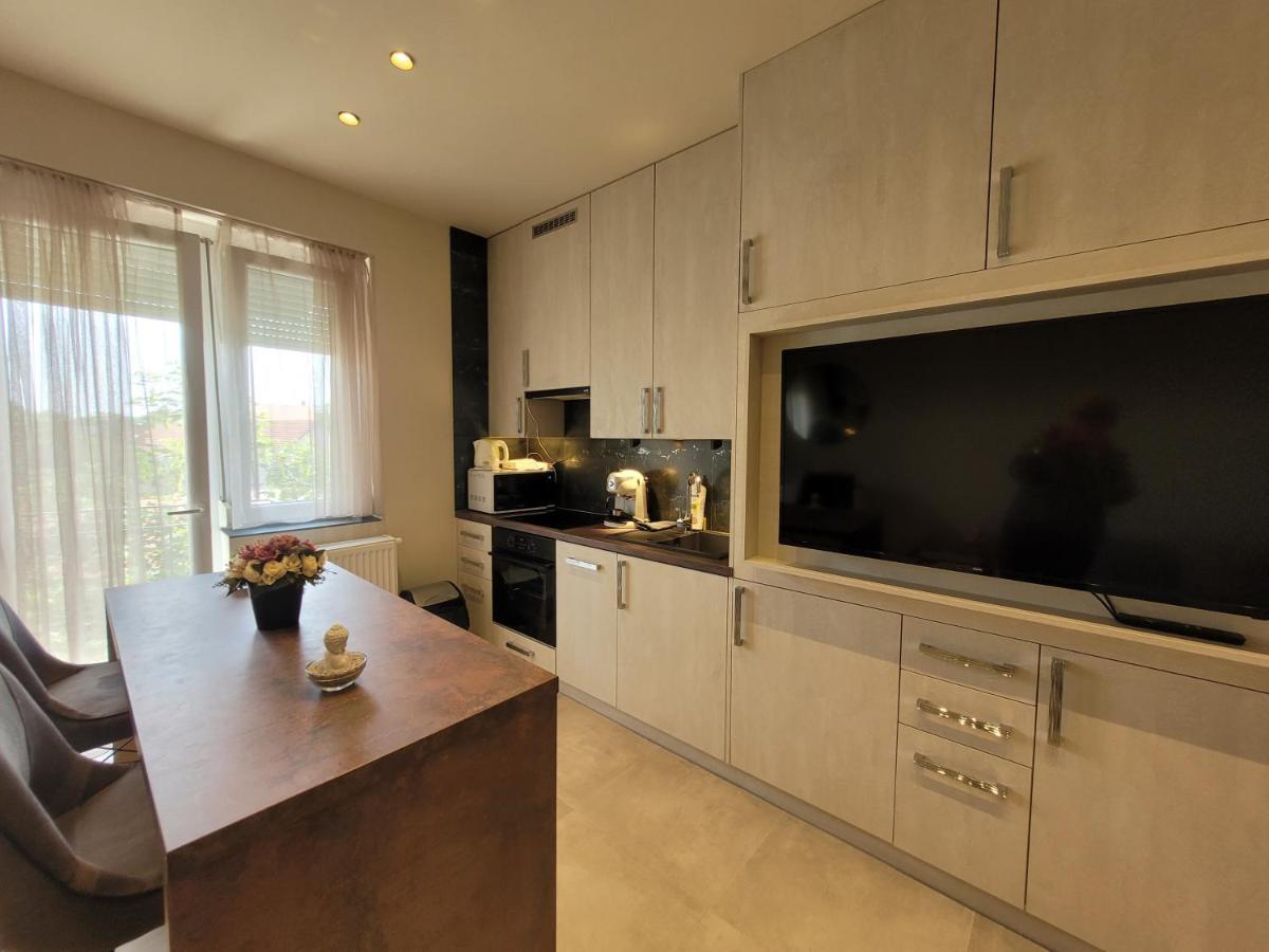 Lara II Apartman Debreţin Exterior foto